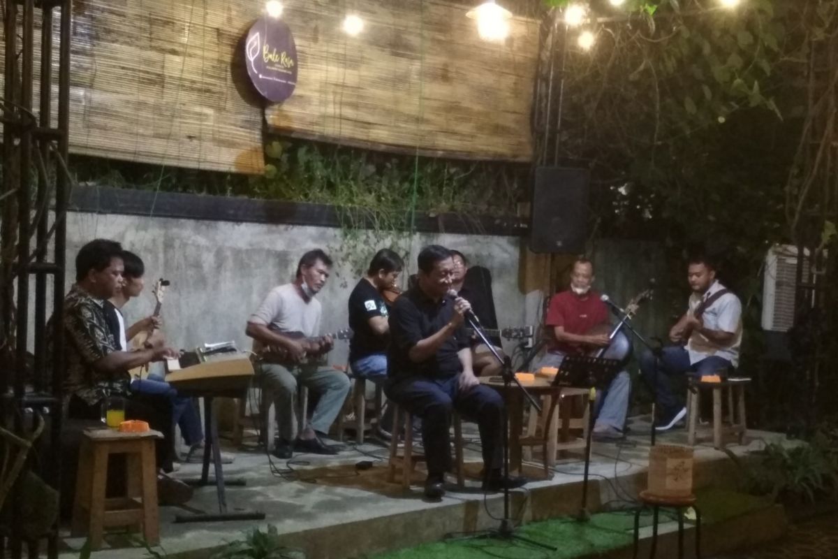 Grup musik keroncong Garasi menghibur publik Lombok Barat