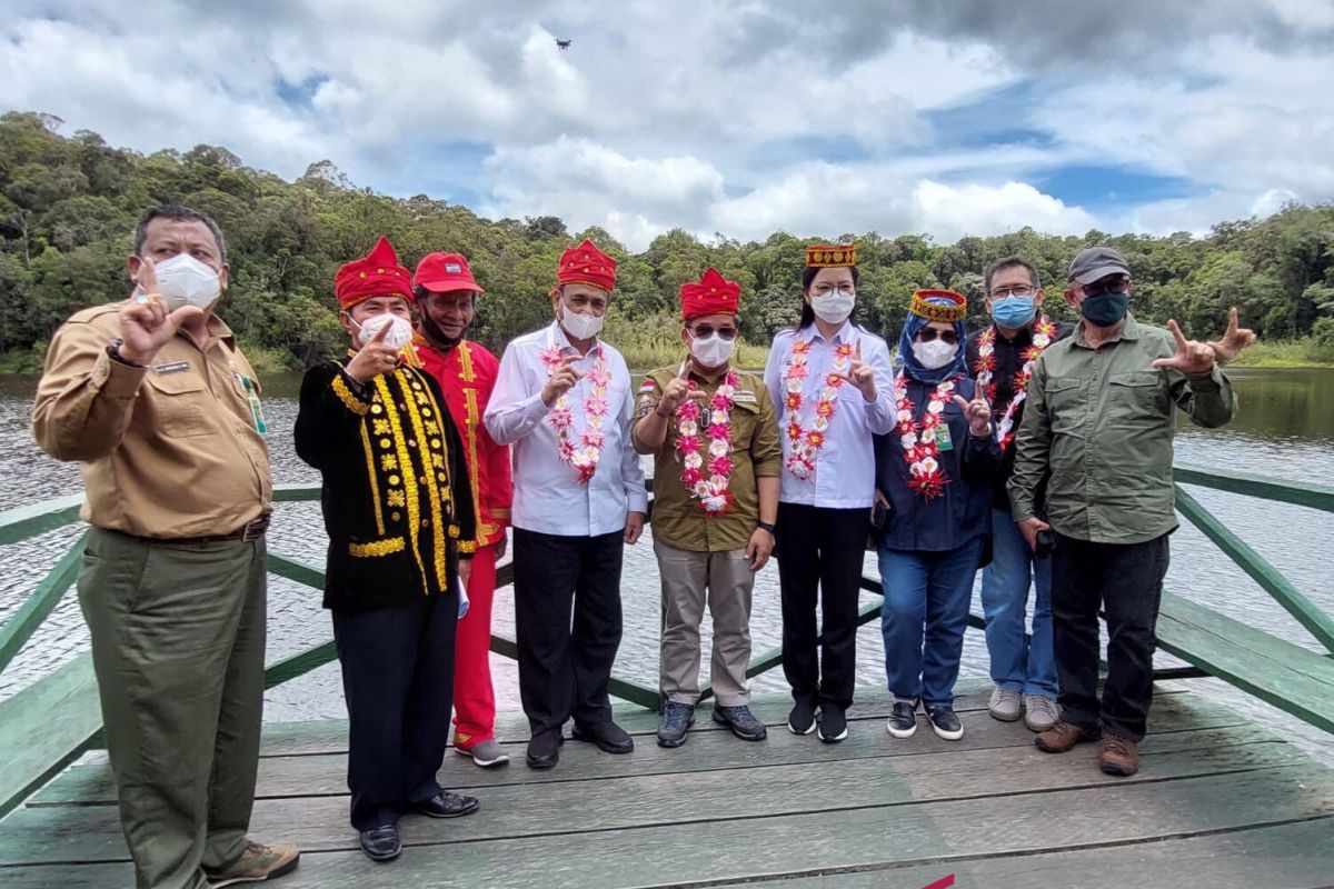 Deputy Minister Alue Dohong opens Lore Lindu bird-watching trail