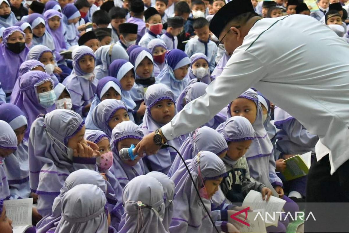 Guru di Bukittinggi beri bantuan Rp150 juta antar langsung untuk korban gempa Pasaman