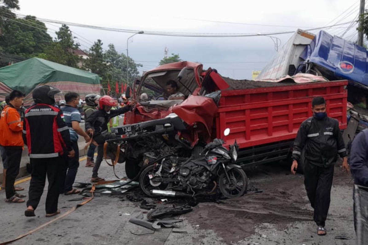 Hilang kendali, truk dan sepeda motor kecelakaan beruntun di Ungaran