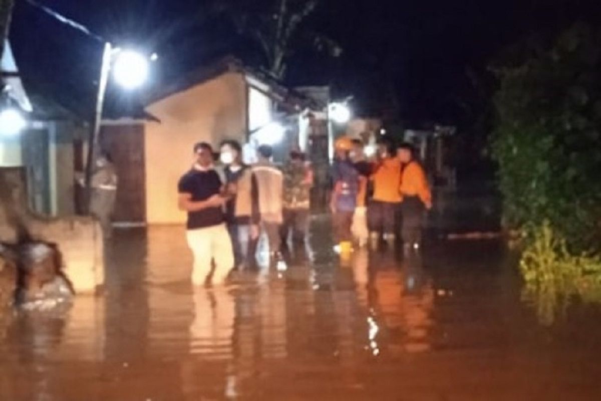 Tanggul Sungai Dawe jebol,  puluhan rumah warga terendam banjir