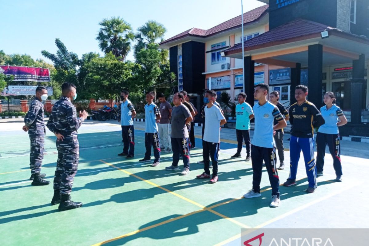 TNI AL latih pegawai Imigrasi Labuan Bajo baris berbaris