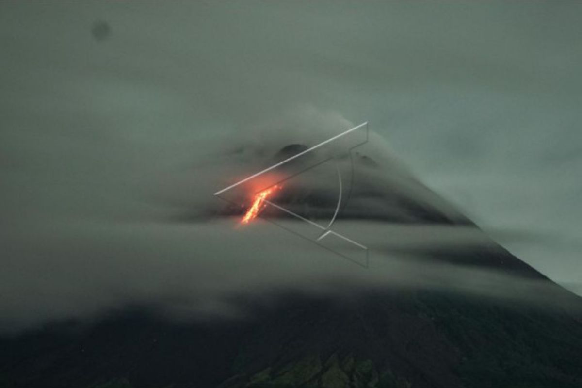 Merapi luncurkan guguran lava pijar ke barat daya dan tenggara