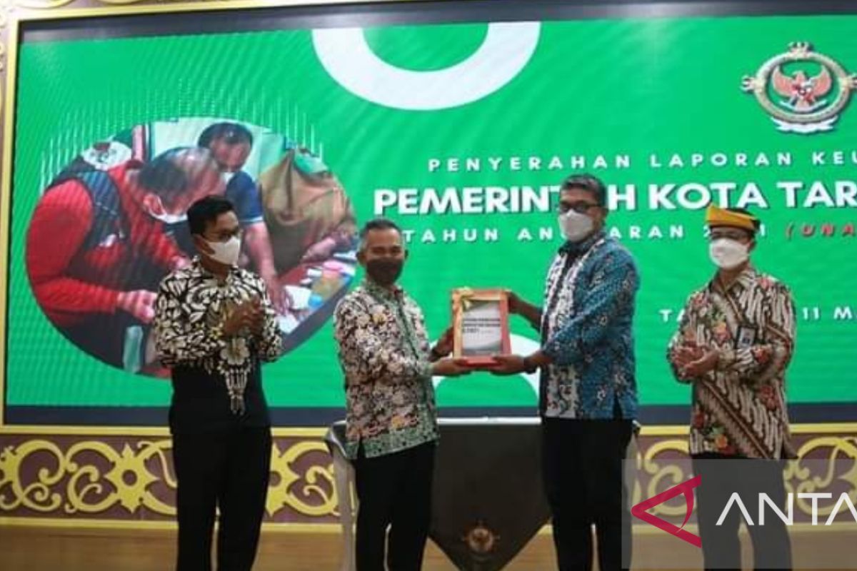 Wali Kota Tarakan menyerahkan LKPD pada BPK