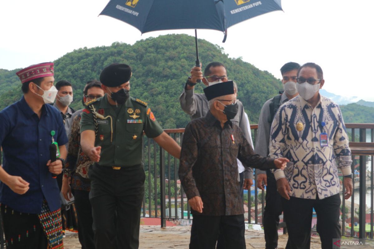 Wapres cicipi hujan sore di Puncak Waringin Labuan Bajo