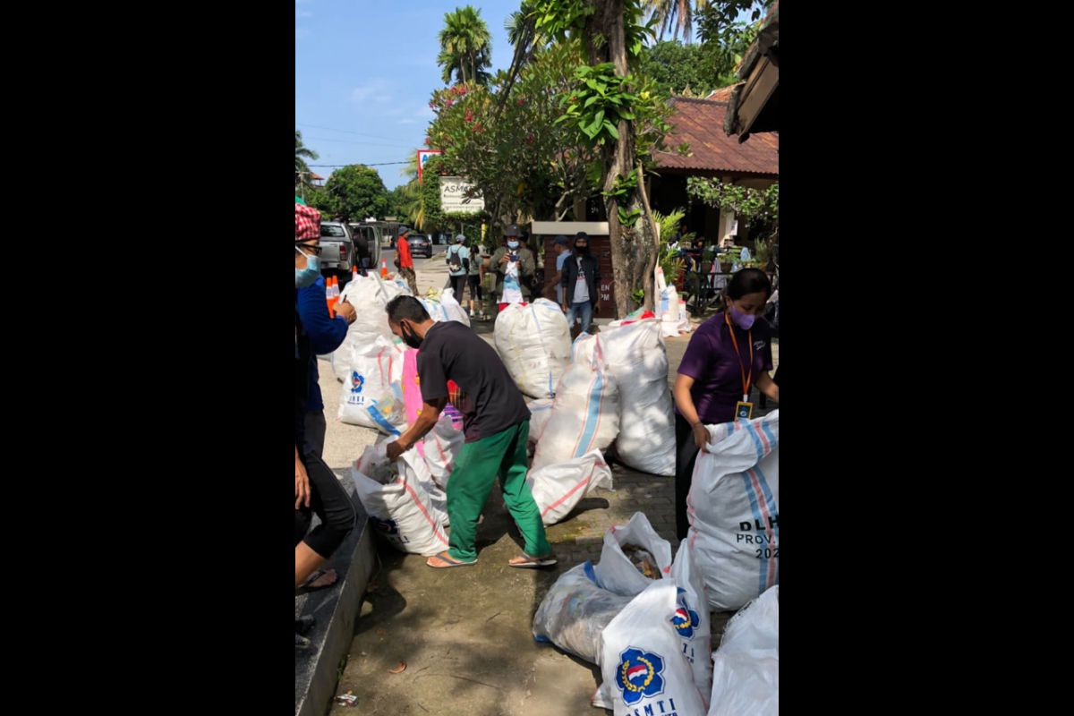 LOC mengumpulkan 237,5 kilogram sampah plastik di Senggigi