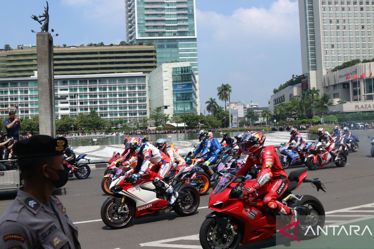 Konvoi parade MotoGP disambut sorak sorai masyarakat