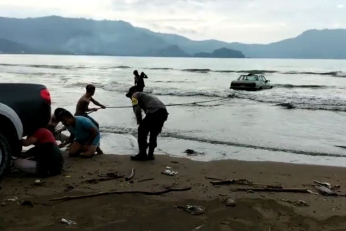 Polisi tutup akses menuju zona terlarang Pantai Cengkrong Trenggalek bagi semua kendaraan