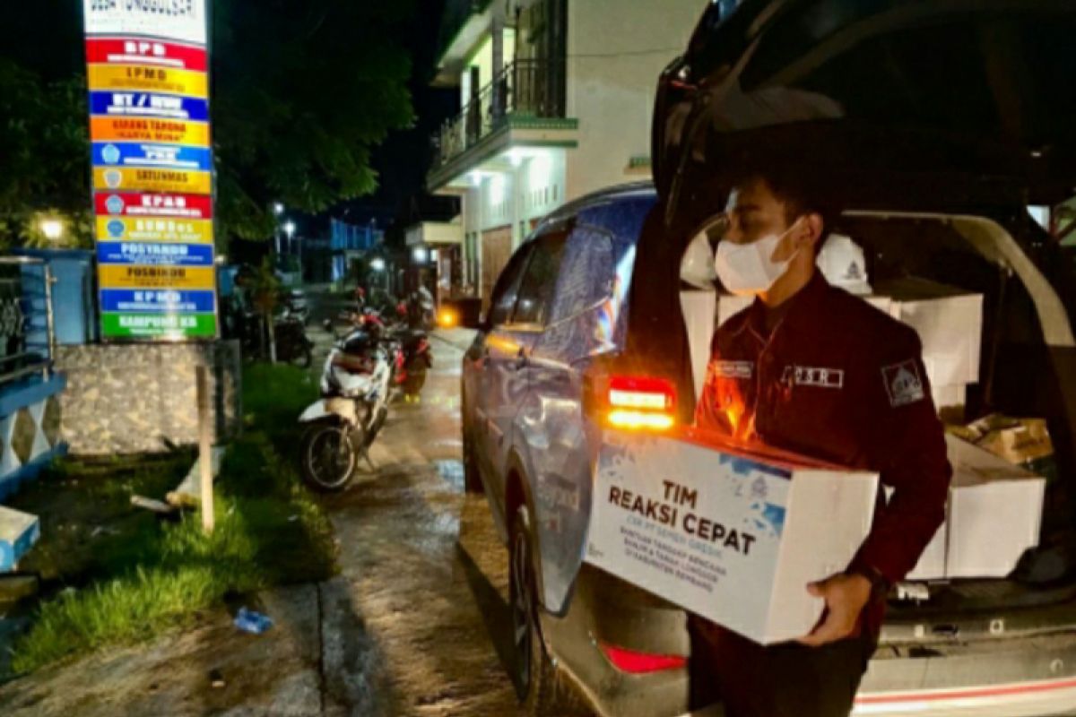 Semen Gresik salurkan 350 paket sembako bagi korban banjir Rembang