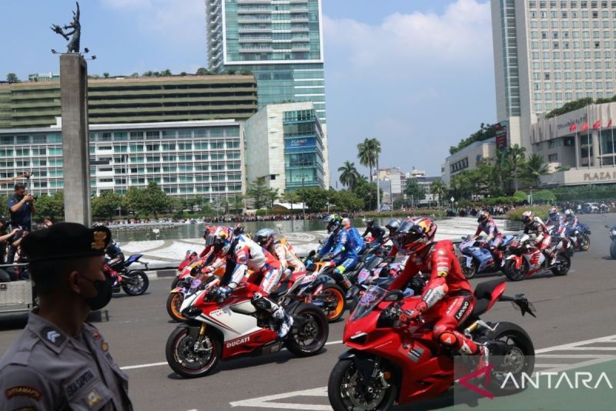 Konvoi parade pembalap MotoGP disambut sorak sorai masyarakat di Bundaran Hotel Indonesia