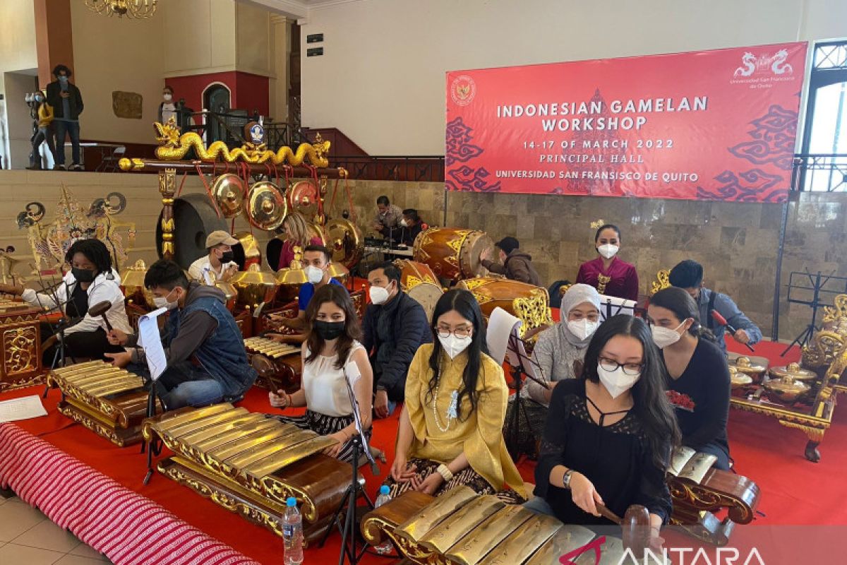 KBRI Quito pelatihan mahasiswa Ekuador bermain gamelan