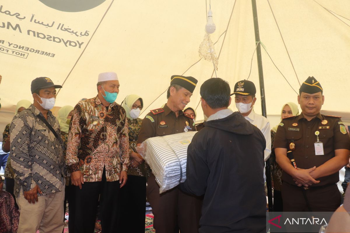 Peduli korban gempa, Kajati Sumbar kunjungi dan bantu warga Simpang Timbo Abu Talamau