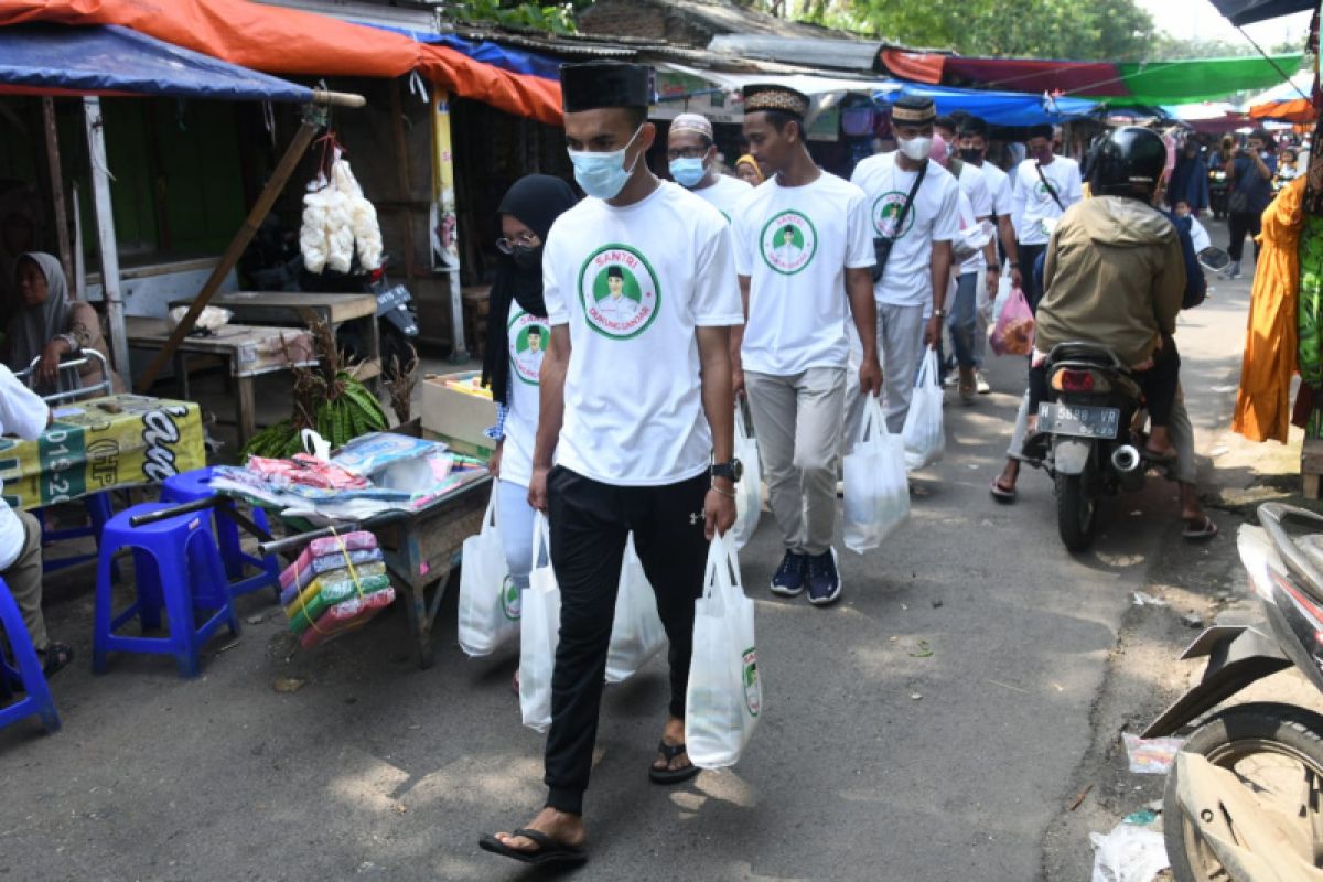 Ratusan mahasantri deklarasikan dukung Ganjar dengan bagikan sembako