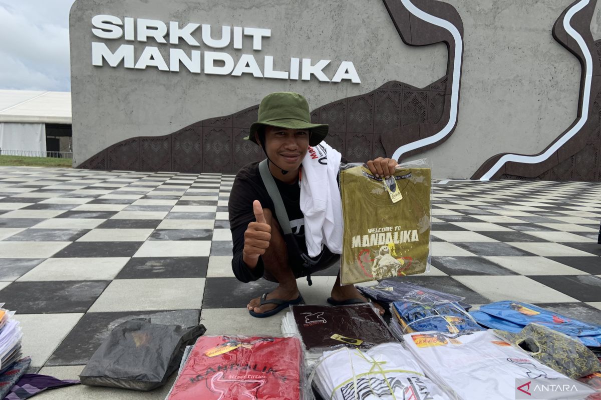 Kaos "Welcome to Mandalika" laris manis di tengah gelaran MotoGP