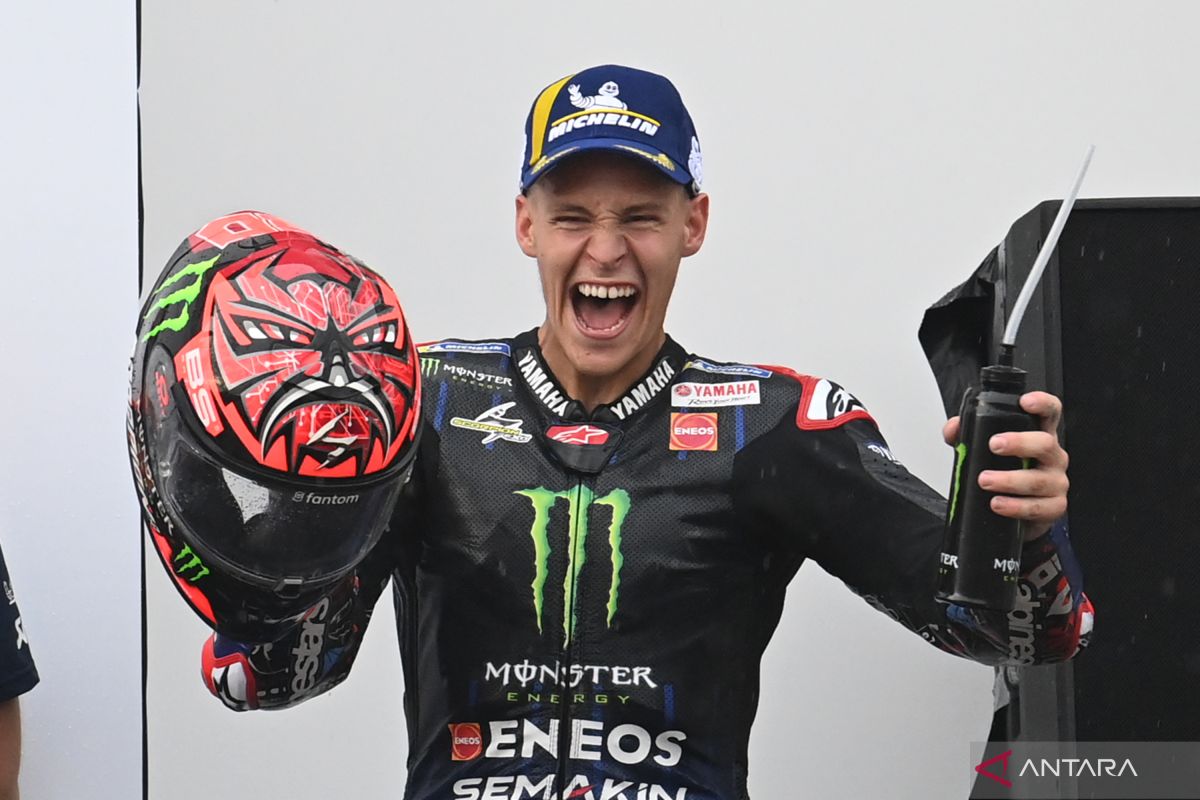 Barang pemberian pembalap MotoGP Mandalika ke para penonton segera dilelang