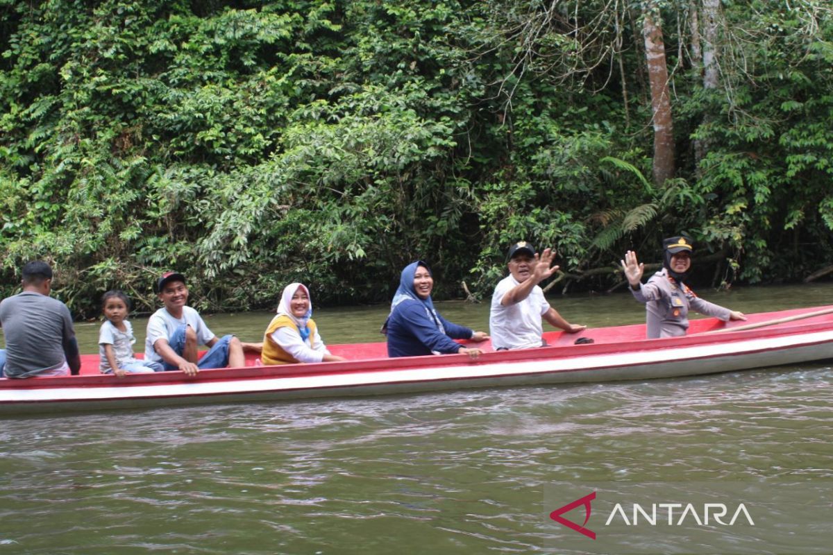 Tim vaksinisasi susur Sungai Gansal jumpai warga untuk divaksin COVID-19