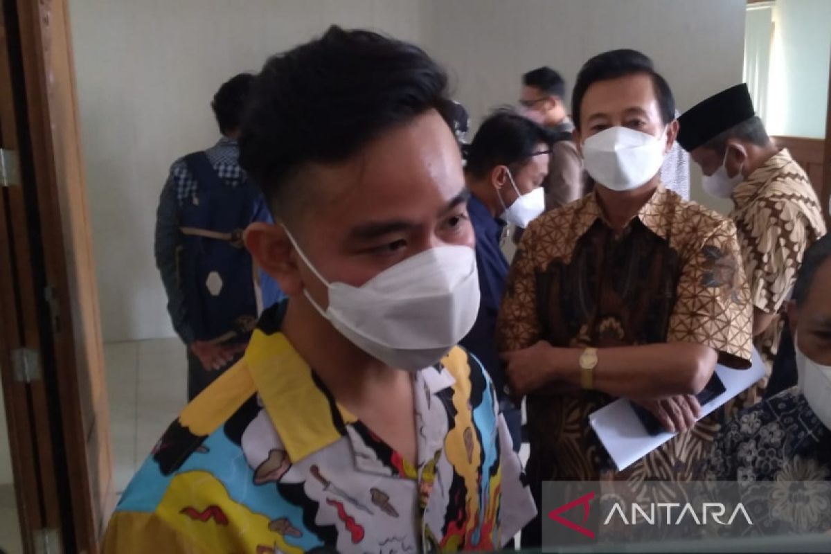 Gibran tolak tanggapi isu politik dinasti pernikahan adik Presiden Jokowi