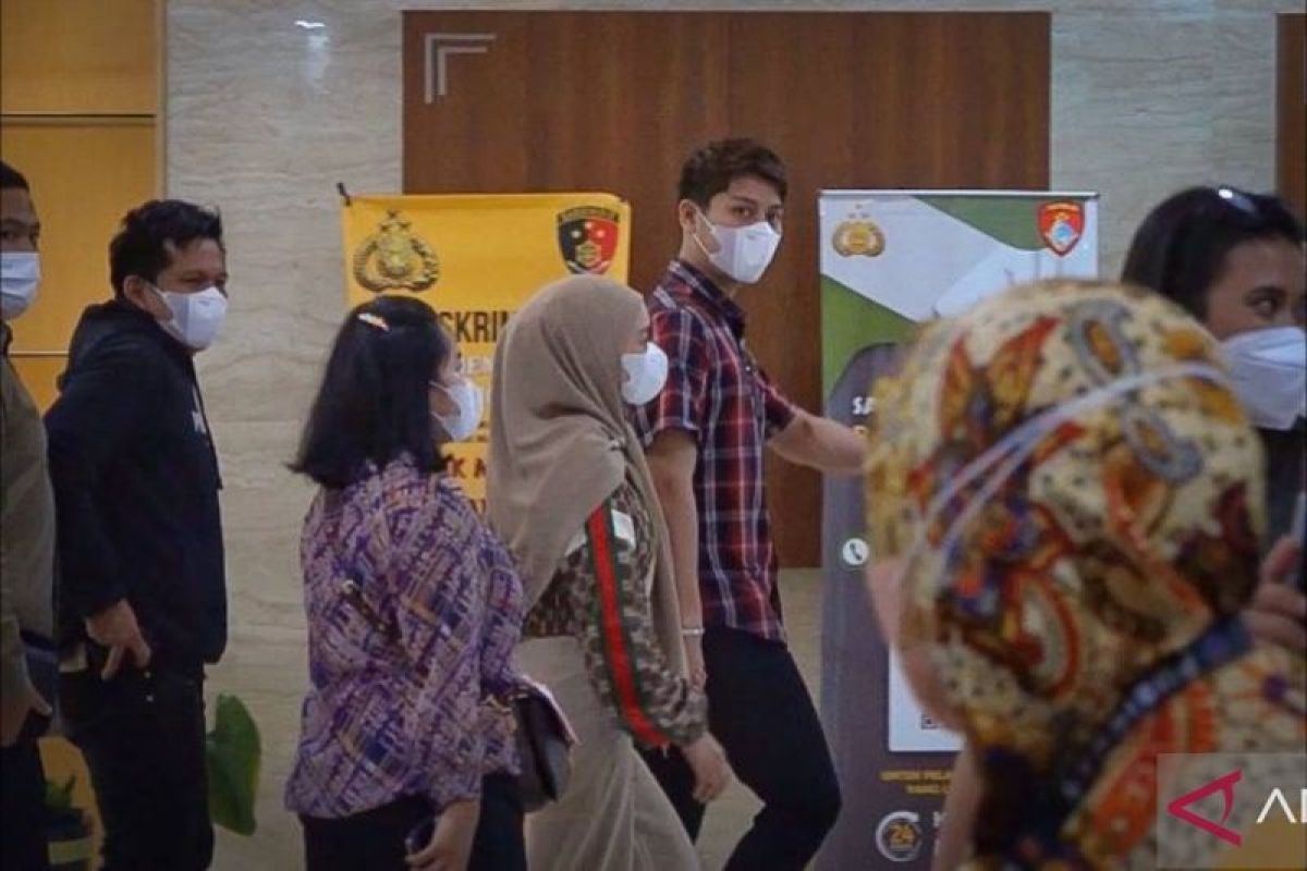 Rizky Billar didampingi istrinya Lesti Kejora memenuhi panggilan penyidik Polri