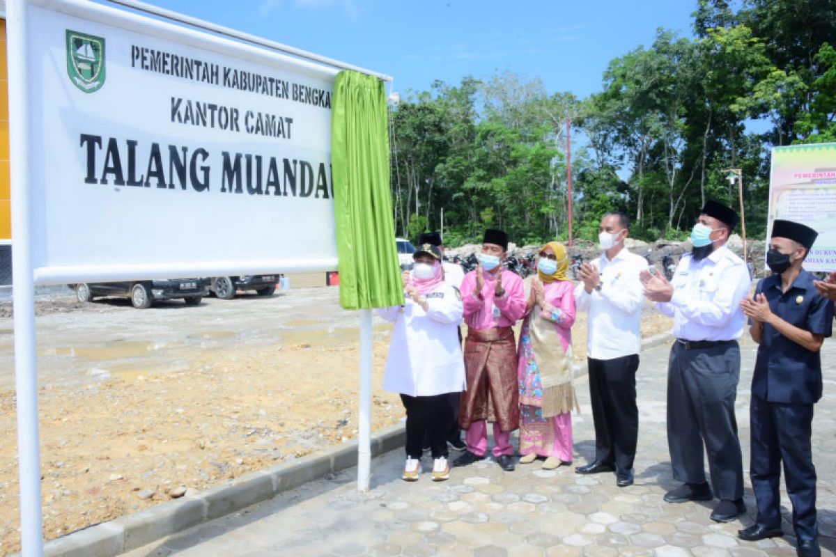 Ini harapan Kasmarni saat resmikan kantor Camat Talang Mandau