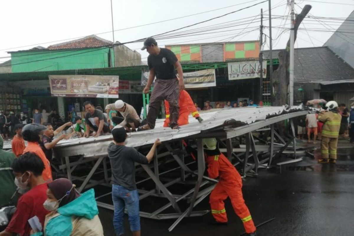 Kanopi toko furnitur di Duren Sawit roboh akibat diterjang angin kencang