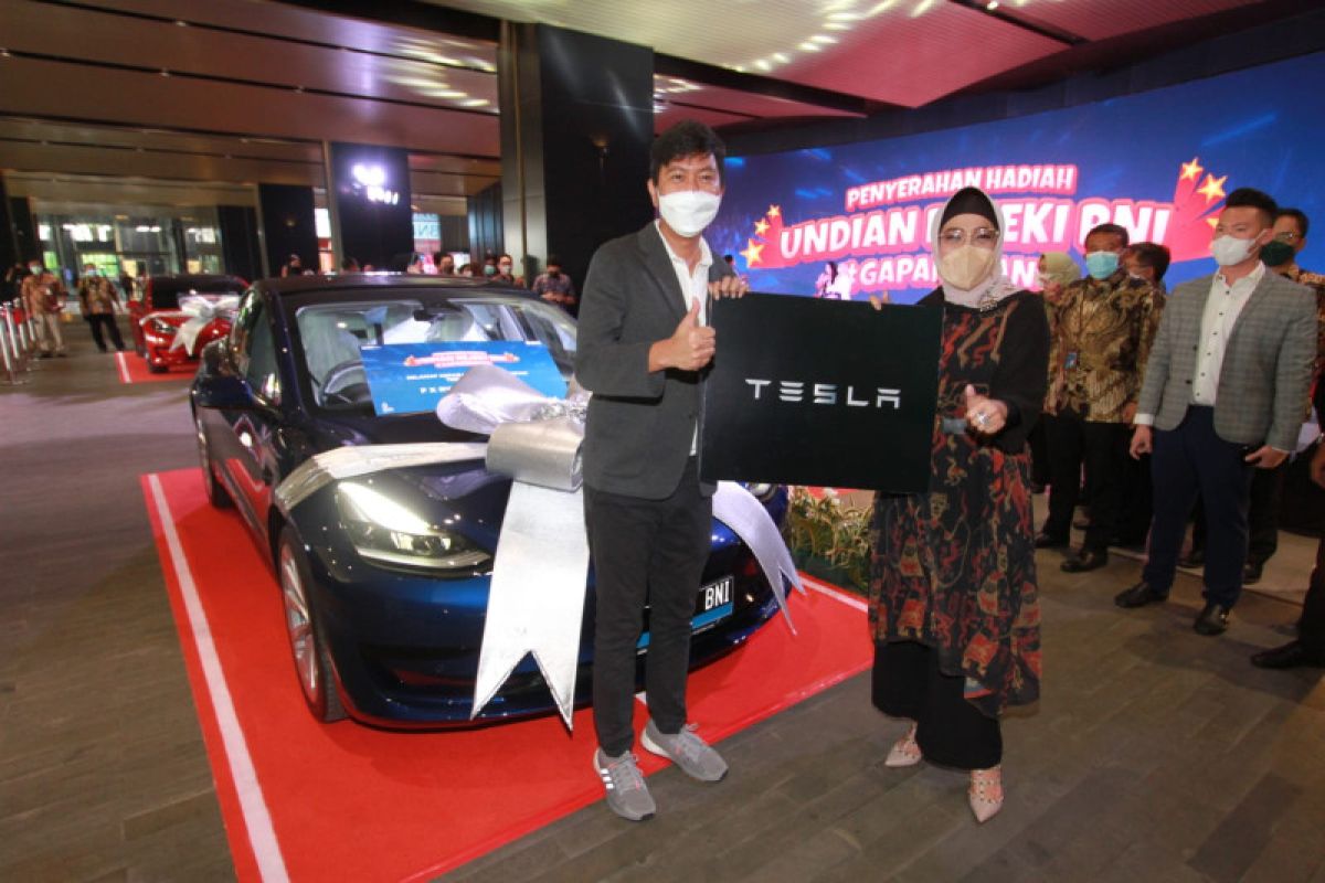 BNI serahkan dua unit mobil Tesla kepada dua pemenang undian