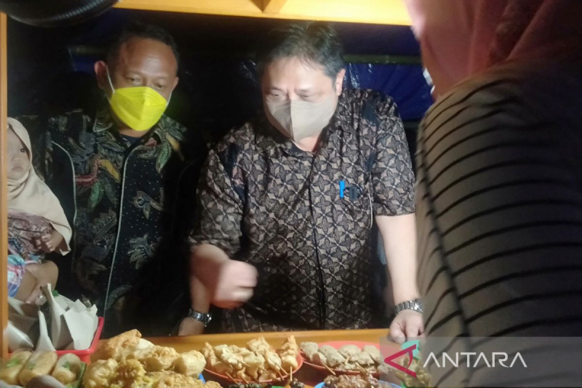 Menko Airlangga mengajak pelaku UMKM di Solo manfaatkan KUR