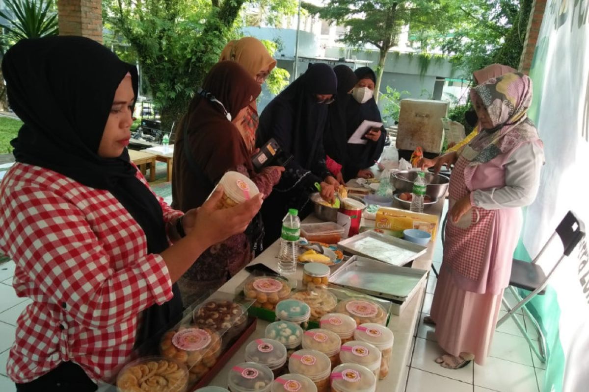 Masyarakat mitra Zona Madina ikuti pelatihan membuat kue lebaran