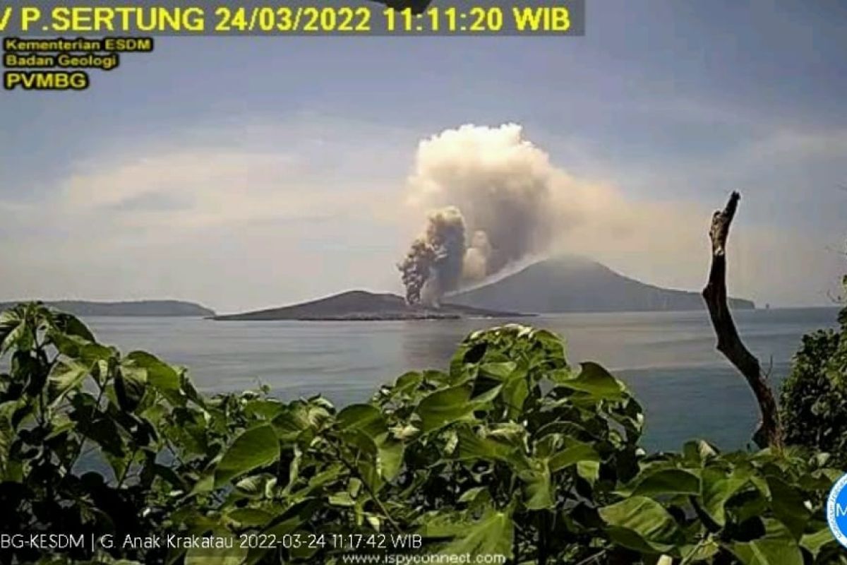 Gunung Anak Krakatau erupsi asap dua kali