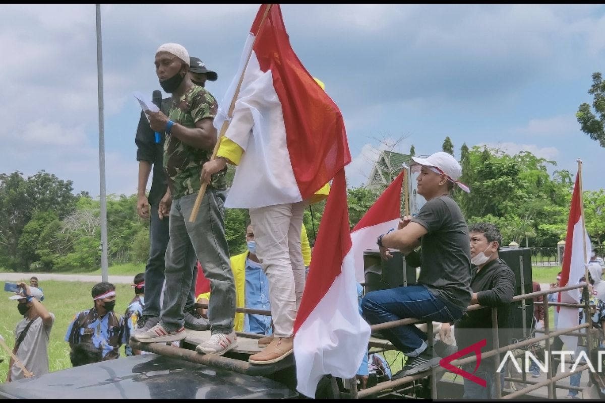 Massa geruduk Kantor Pengadilan dan Bupati Siak, ini tuntutannya