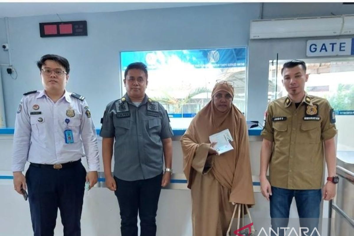 Kantor Imigrasi Pekanbaru deportasi warga Malaysia, seorang perempuan