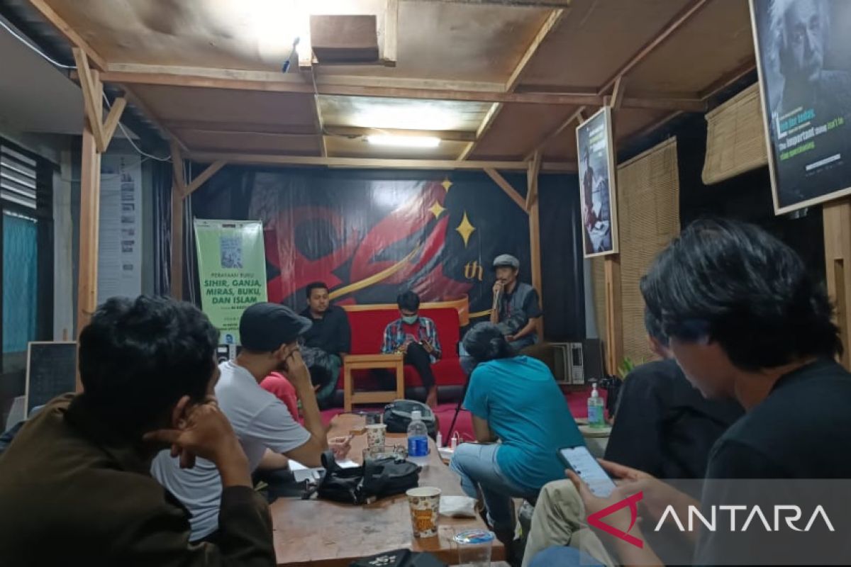 Komunitas Akar Pohon gelar bedah buku di "Halaman Belakang ANTARA NTB"