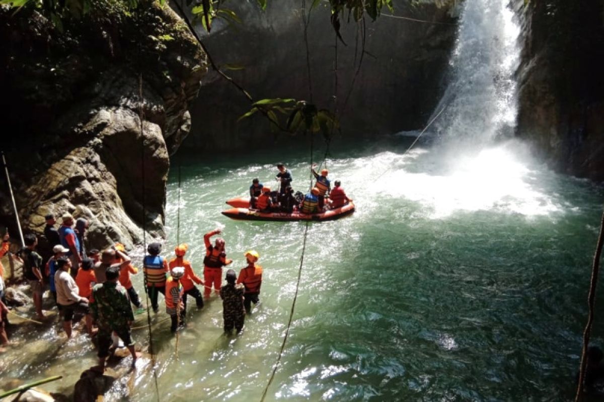 Tim SAR berhasil evakuasi jasad di permandian air terjun Luwu Utara