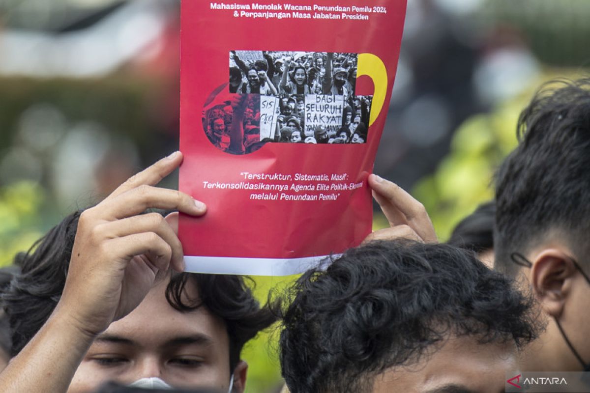 Pasang surut di tengah gelombang kepentingan tiga periode