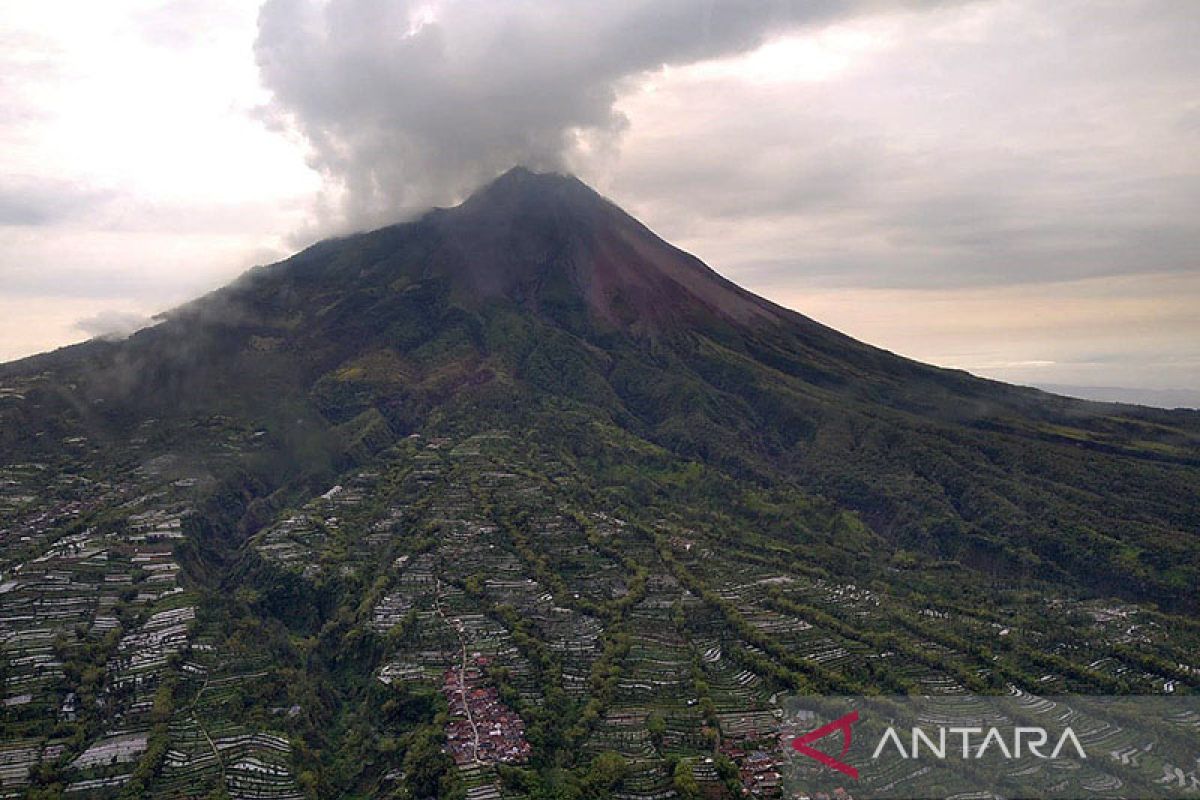 Merapi luncurkan dua kali awan panas guguran sejauh 2,5 km