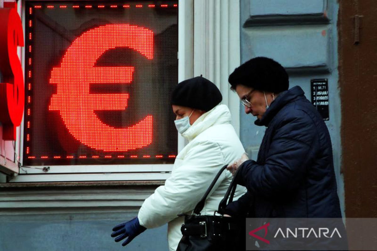 Euro merosot terendah 20 tahun dan dolar AS naik ke tertinggi