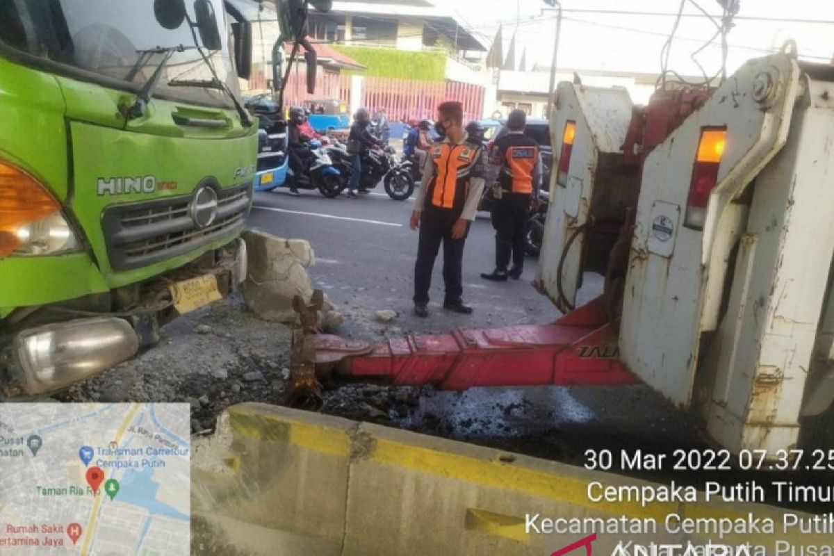 Truk pasir tabrak separator TransJakarta  hingga lukai pesepeda motor