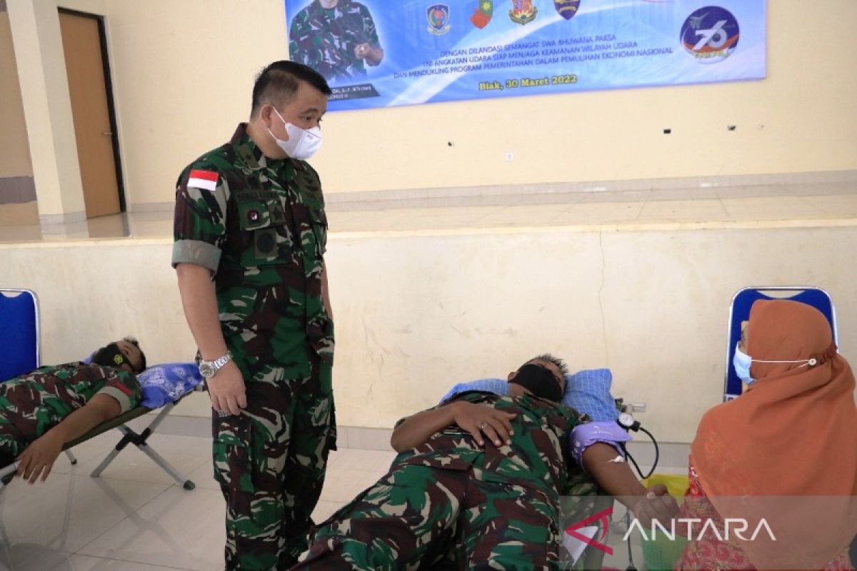 Komando Operasi Udara III  gelar donor darah bantu PMI Biak