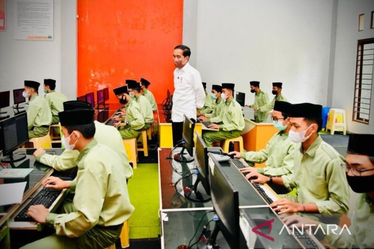 Presiden Jokowi sebut vaksinasi lengkap contoh penerapan prokes di pesantren