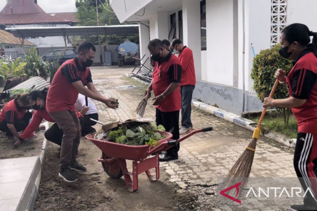 Kanwil Kemenkumham NTT bersihkan masjid sambut Ramadhan