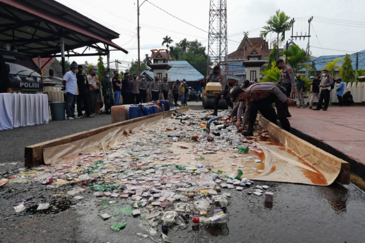 Jelang Ramadhan, Polres Inhil musnahkan miras hingga petasan