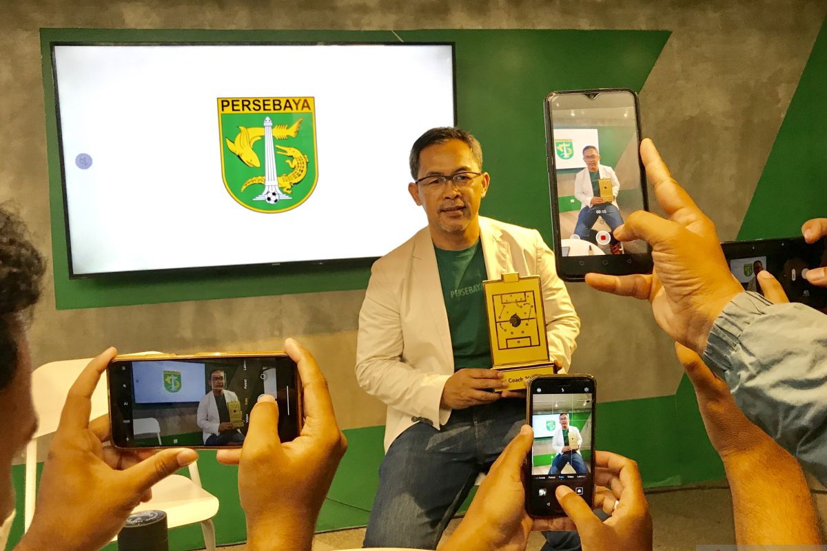 Manajemen pastikan Aji Santoso tetap pelatih Persebaya hingga dua musim