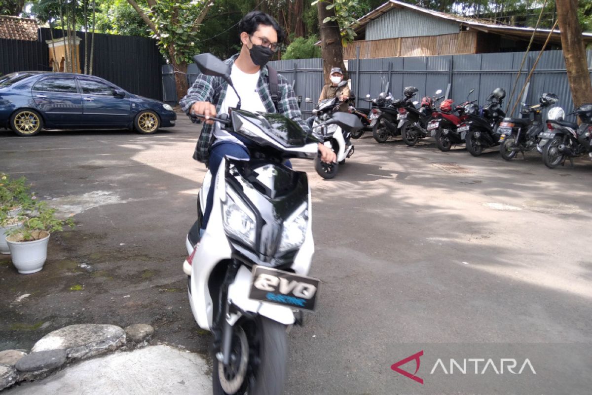 Sepeda motor listrik produksi perusahaan di Kudus dipasarkan