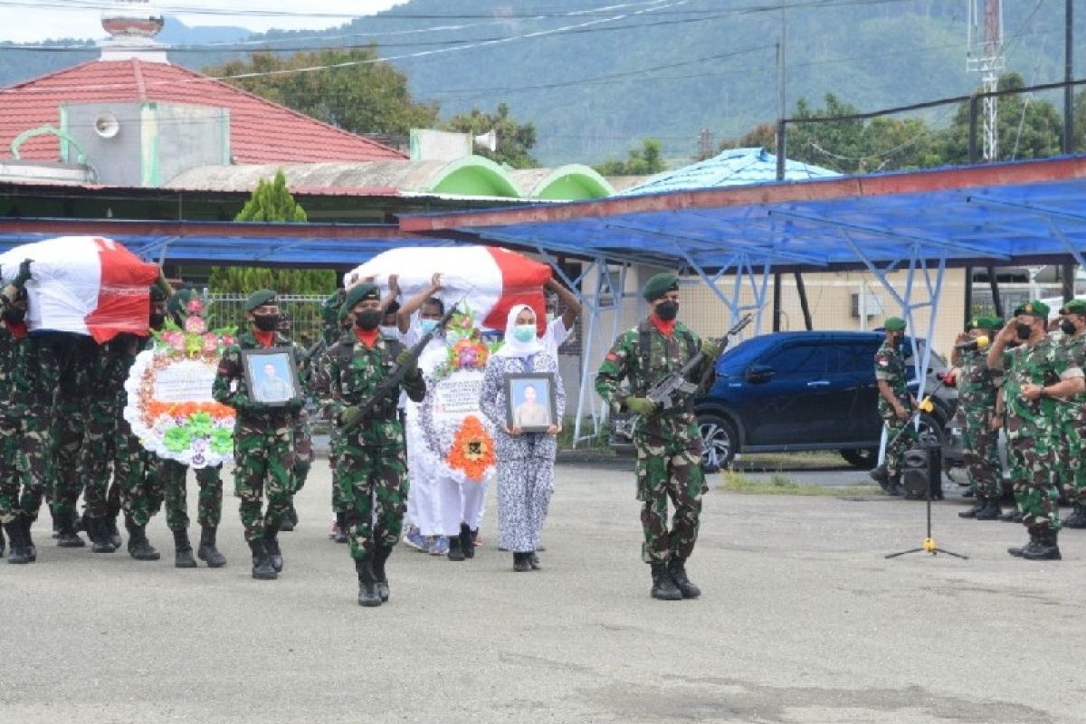 Jenazah "pasutri" korban KKB di Elelim diterbangkan ke Surabaya