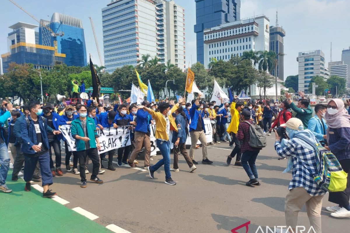 Polisi tutup sementara jalan di Patung Kuda karena aksi mahasiswa