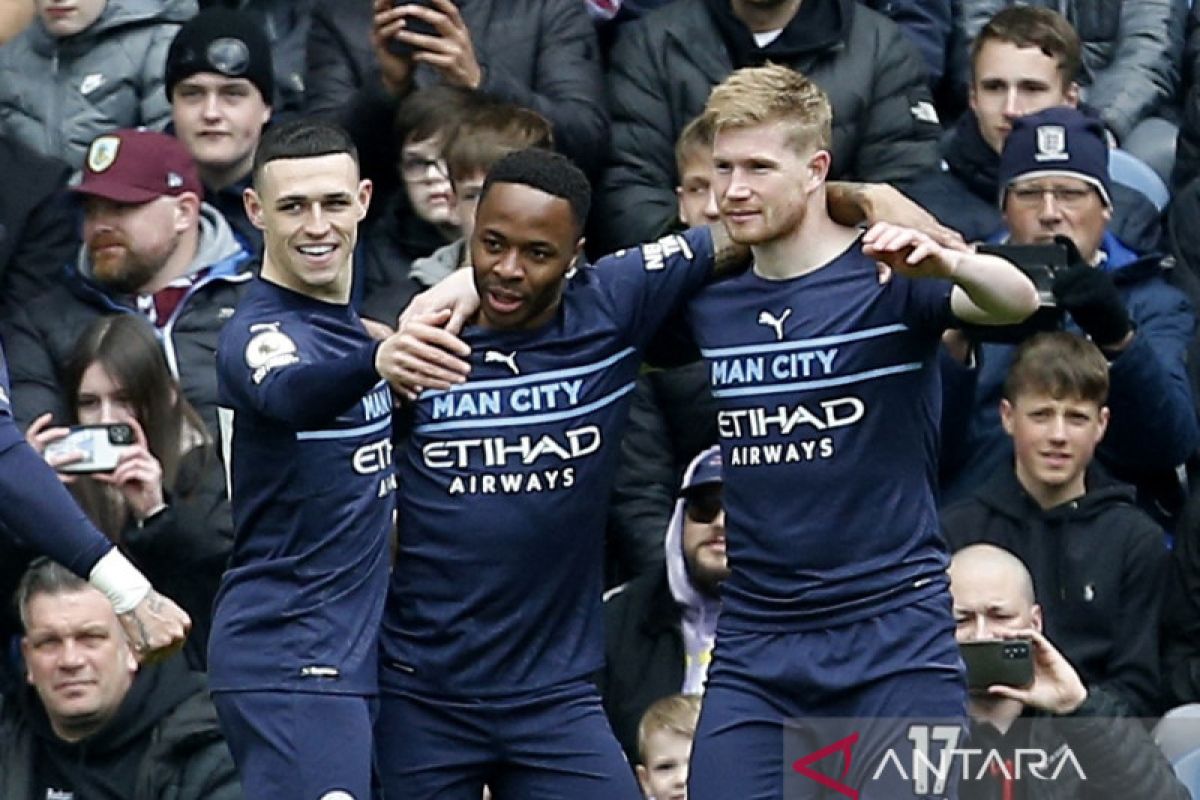 Manchester City menang lawan Burnley 2-0  kembali ke puncak