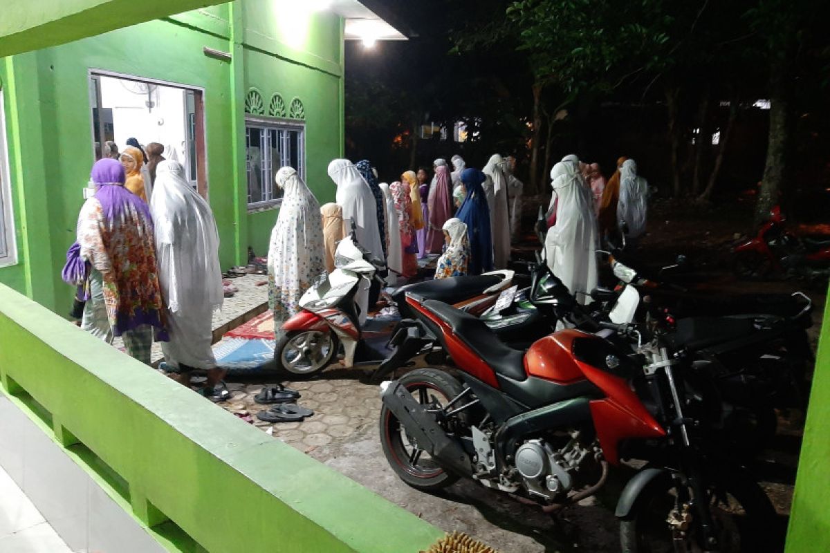 Jamaah Tarawih perdana di Tanjungpinang meluber hingga ke luar masjid