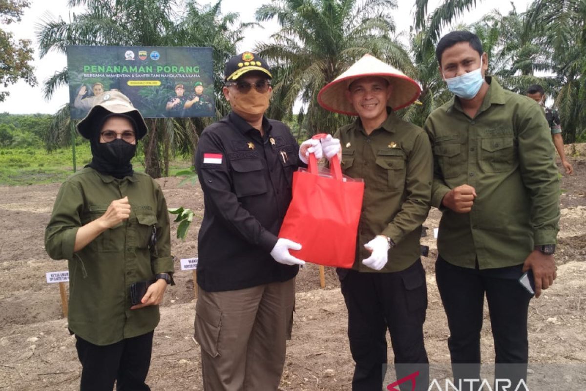 Warga Binaan Lapas Perempuan Pekanbaru produksi keripik tempe, semoga bisa mandiri setelah bebas