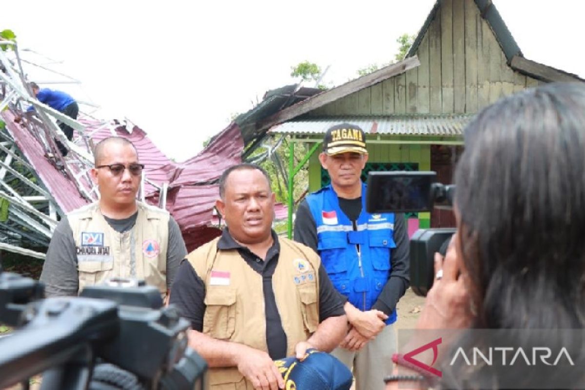 Bangunan Pemda Kampar rusak diterjang angin puting beliung