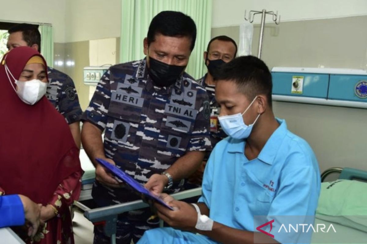 Wakasal memberi semangat prajurit Korps Marinir korban serangan KKB