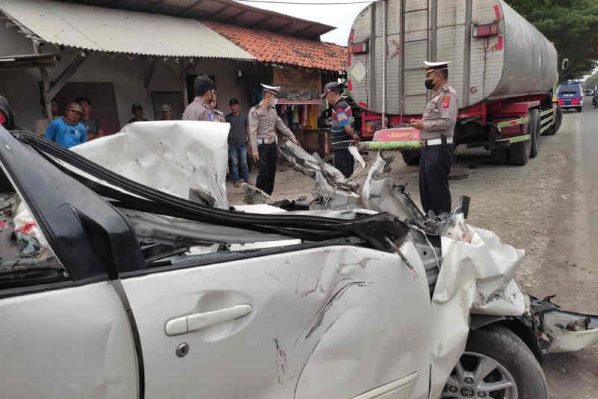 Polisi sebut enam orang tewas akibat kecelakaan di pantura Cirebon